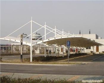 相比傳統(tǒng)構造，膜結構的優(yōu)點主要表現(xiàn)在哪兒？